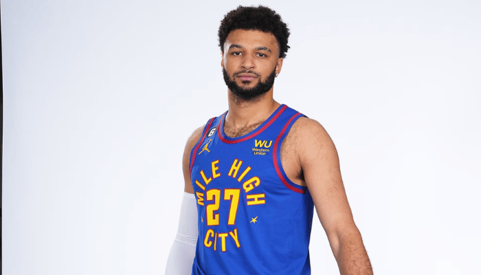 Regata Statement Edition do Denver Nuggets 2022/25 na cor azul royal com detalhes em amarelo e vermelho. A regata apresenta o apelido "Mile High City" em amarelo "Sunshine" na frente e detalhes em vermelho "Flatiron" nas laterais. A tecnologia Dri-FIT garante conforto e respirabilidade. Perfeita para usar no dia a dia ou para torcer pelo time na quadra.